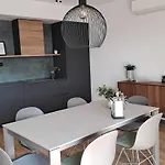 Amare - Three Bedroom With Balcony And Sea View Apartmán *