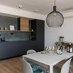 Amare - Three Bedroom With Balcony And Sea View *