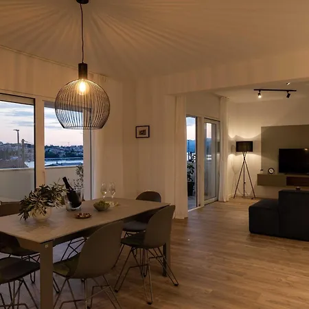 Amare - Three Bedroom With Balcony And Sea View