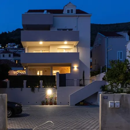 Amare - Three Bedroom With Balcony And Sea View Apartmán