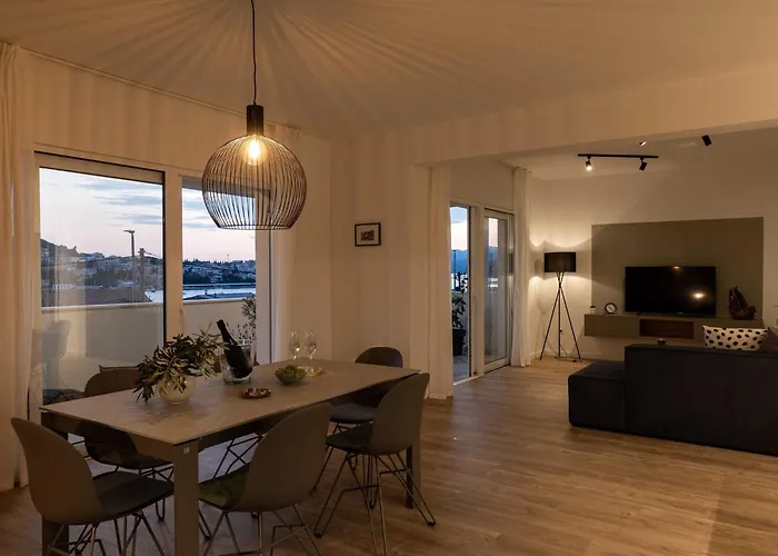 Amare - Three Bedroom With Balcony And Sea View