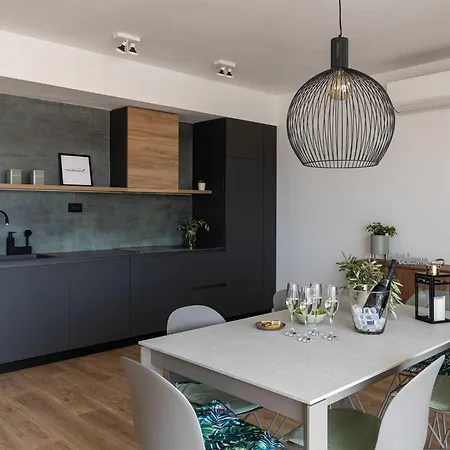 Amare - Three Bedroom With Balcony And Sea View *